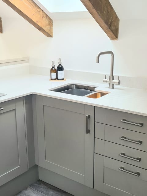 Fully fitted kitchen 