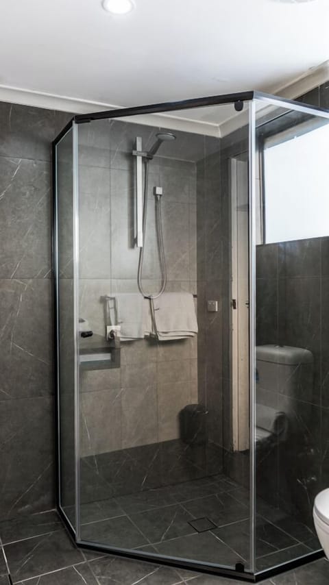 King Deluxe | Bathroom | Separate tub and shower, hair dryer, towels, soap