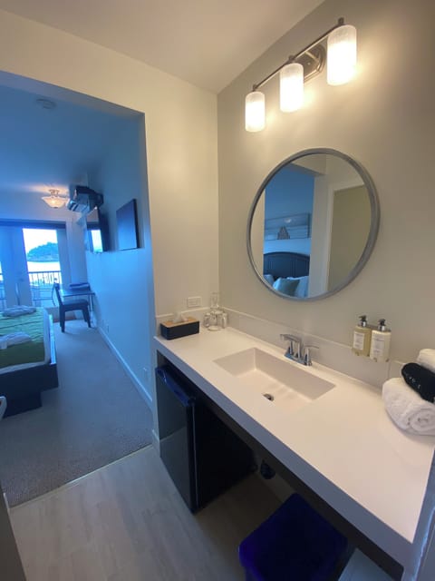 Room, 1 King Bed, Ocean View | Bathroom | Eco-friendly toiletries, hair dryer, bathrobes, towels