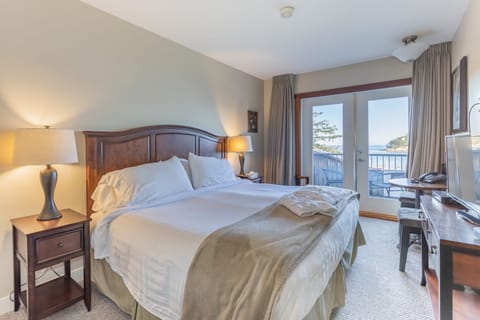 Room, 1 Queen Bed, Ocean View | Premium bedding, soundproofing, iron/ironing board, free WiFi