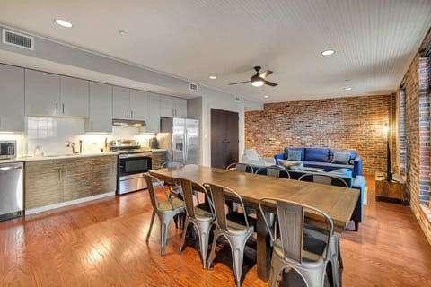Dining Room: Cook and dine in style with this fully equipped kitchen and dining area, perfect for family meals or entertaining guests.