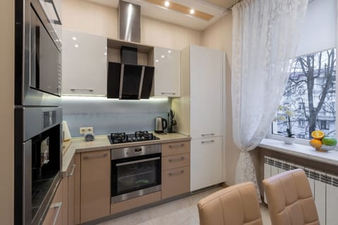 Deluxe Apartment, City View | Private kitchen | Electric kettle