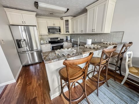 Full Kitchen & Bar Seating