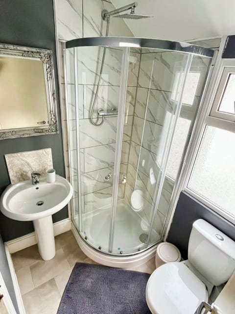 Triple Room | Bathroom | Hair dryer, towels