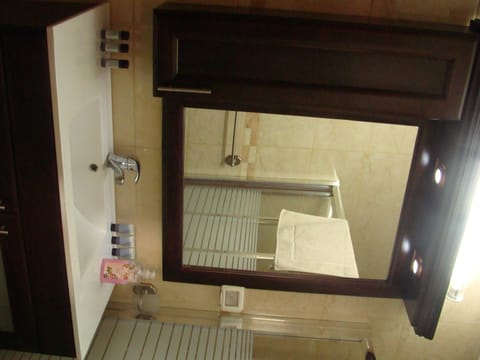 Minerva Suite - 2 Bedrooms | Bathroom sink