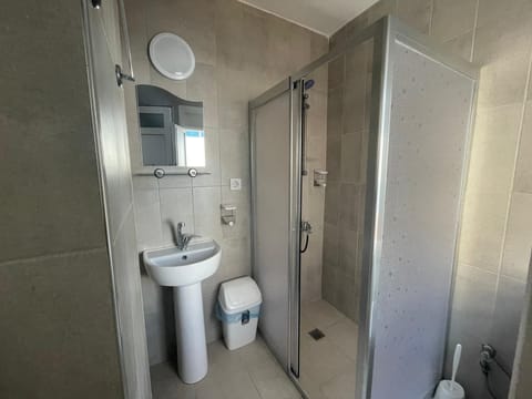 Standard Room | Bathroom | Shower, towels, soap, shampoo