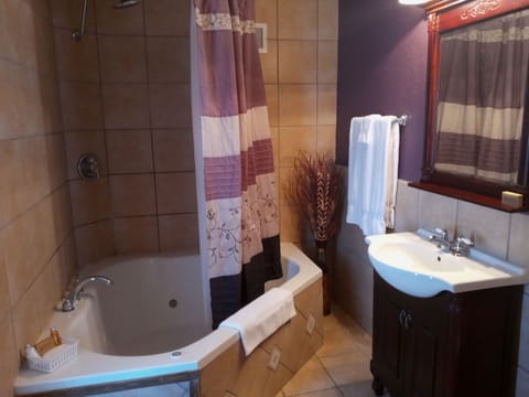 Room, 1 King Bed, Jetted Tub | Bathroom | Shower, designer toiletries, hair dryer, towels