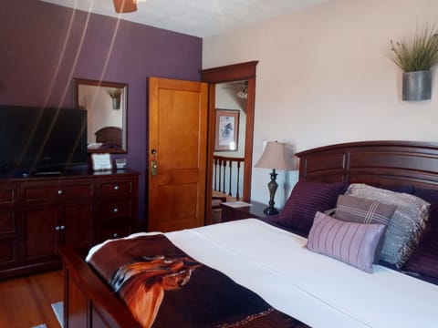 Room, 1 King Bed, Jetted Tub | Individually decorated, individually furnished, laptop workspace