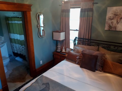 Standard Room, 1 Queen Bed | Bathroom | Shower, designer toiletries, hair dryer, towels