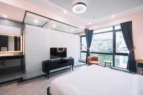 Deluxe Double Room, Bathtub | City view