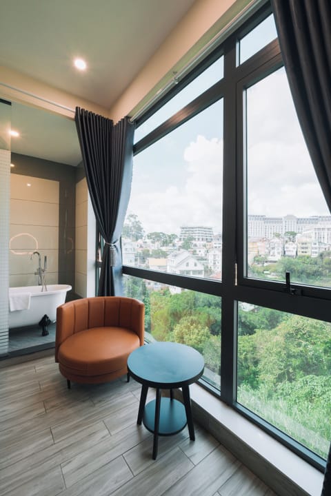 Deluxe Double Room, Bathtub | City view