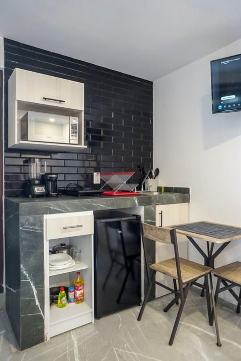 Deluxe Studio | Private kitchenette | Microwave, cookware/dishes/utensils