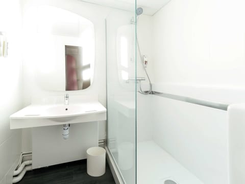 Combined shower/tub, eco-friendly toiletries, hair dryer, towels