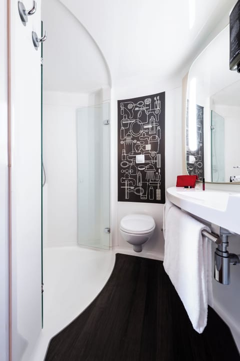 Combined shower/tub, eco-friendly toiletries, hair dryer, towels