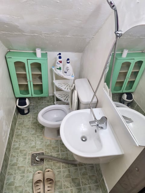 Deluxe Double Room, Courtyard View (non-Korean nationals only) | Bathroom