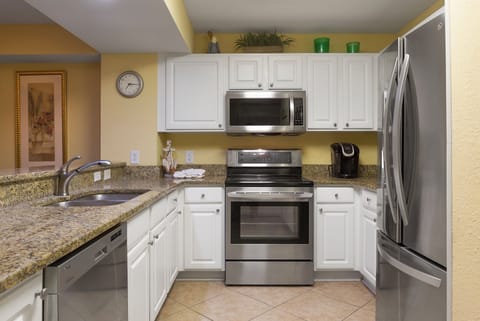 Deluxe Condo, 3 Bedrooms, Kitchen, Oceanfront | Private kitchen | Fridge, microwave, freezer