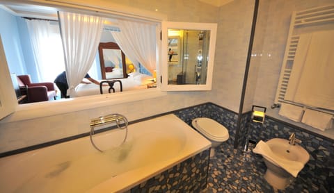 Deluxe Double Room, 1 King Bed, Balcony, Sea Facing | Deep soaking bathtub