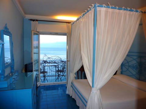 Deluxe Double Room, 1 King Bed, Balcony, Sea Facing | Balcony