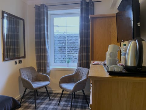 Family Room | 1 bedroom, premium bedding, iron/ironing board, free WiFi