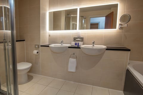 Junior Suite | Bathroom | Separate tub and shower, free toiletries, hair dryer, towels