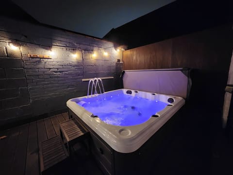 Apartment | Outdoor spa tub