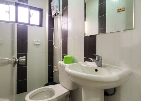 Executive Suite | Bathroom | Shower, rainfall showerhead, free toiletries, towels