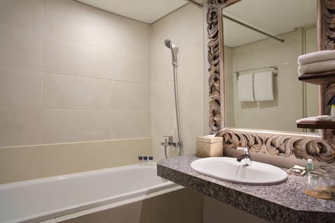 Junior Suite, 1 Bedroom, Non Smoking | Bathroom | Shower, free toiletries, hair dryer, bathrobes