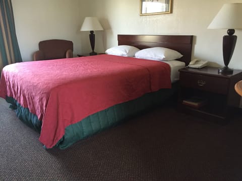 Standard Room, 1 Queen Bed, Non Smoking | Bathroom amenities | Shower, hair dryer, towels