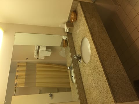 Standard Room, 1 Queen Bed, Non Smoking | Bathroom | Shower, hair dryer, towels