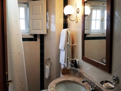 Single Room | Bathroom | Combined shower/tub, hair dryer, bidet, towels