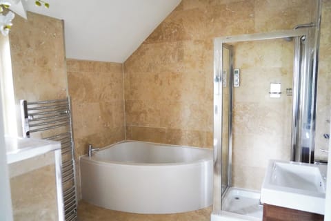 Deluxe Double Room, City View | Bathroom