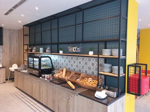 Daily continental breakfast (EUR 17 per person)