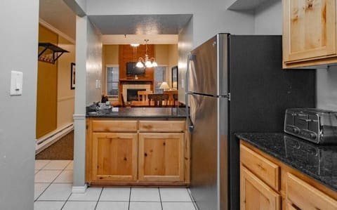 Apartment, 3 Bedrooms, Mountain View | Private kitchen