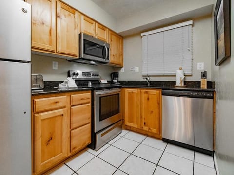 Apartment, 3 Bedrooms, Mountain View | Private kitchen