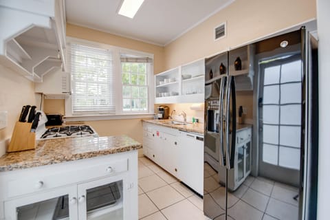 Sweet Caroline - Two Bedroom Spacious Apartment | Private kitchen | Microwave