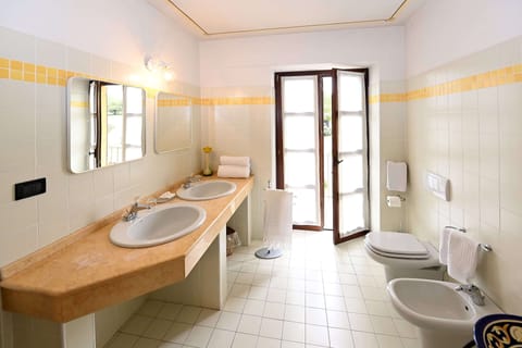 Junior Suite, 1 Bedroom, Garden View | Bathroom | Shower, hair dryer, bidet, towels