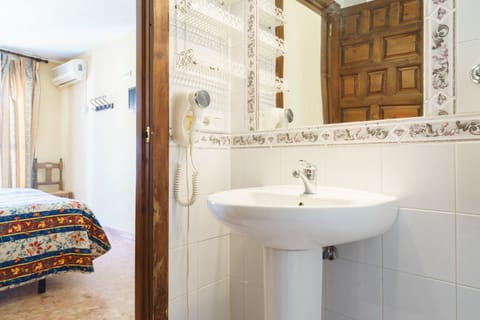 Double or Twin Room | Bathroom | Bathtub, free toiletries, hair dryer, towels