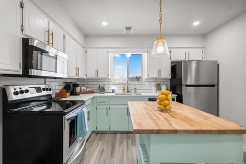 Family House, 3 Bedrooms, Hill View | Private kitchen | Electric kettle