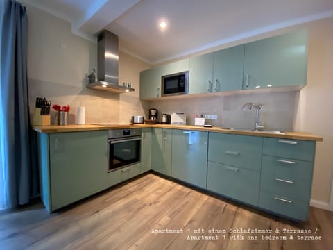 Apartment, 1 Bedroom, Kitchen, City View | Private kitchen | Highchair