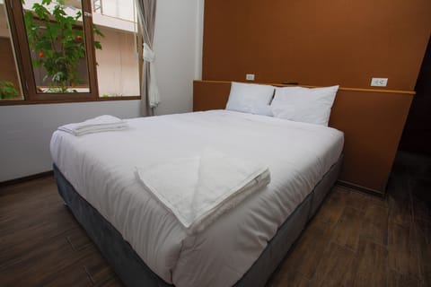 Single Room | In-room safe, iron/ironing board, free WiFi