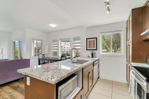 Condo, Balcony, Lake View | Private kitchen | Fridge, microwave, oven, stovetop