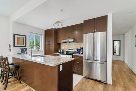 Condo, Balcony, Lake View | Private kitchen | Fridge, microwave, oven, stovetop