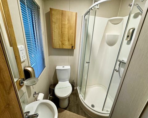 Cabin | Bathroom | Combined shower/tub, deep soaking tub, hair dryer, towels