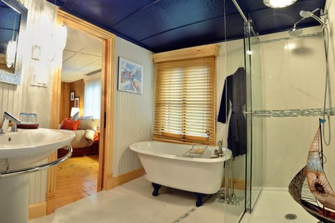 Family Quadruple Room, Ensuite, River View (Grace) | Bathroom | Free toiletries, hair dryer, bathrobes, towels