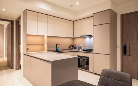 Presidential Suite, 1 Bedroom, Business Lounge Access, City View | Private kitchen | Full-size fridge, microwave, oven, stovetop