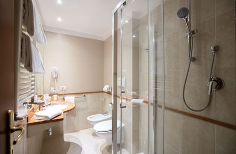 Combined shower/tub, free toiletries, hair dryer, bidet