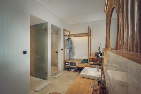 Deluxe Suite, Sea View | Bathroom | Shower, free toiletries, hair dryer, bathrobes