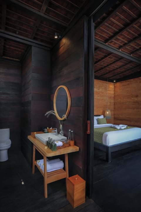 Panoramic Tree House | Bathroom | Shower, free toiletries, hair dryer, bathrobes