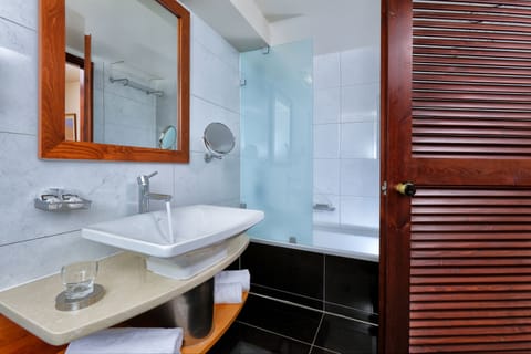 Family Suite, 2 Bedrooms | Bathroom | Designer toiletries, hair dryer, towels