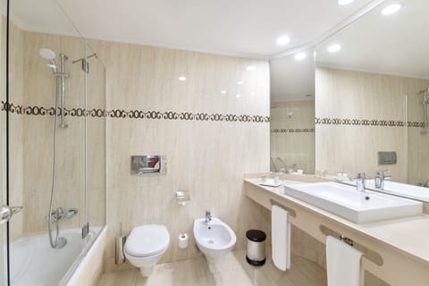 Combined shower/tub, free toiletries, hair dryer, bidet